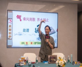 ����֪����ˮ��ѵ��ʦ������ʦӦ�����������뽲�ڷ�ˮ�������Ƹ�